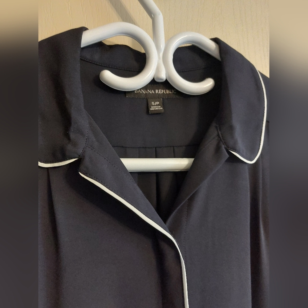 3 / $25 BANANA REPUBLIC Navy Blue Collared Button-Down Longsleeve Blouse. Small. - Picture 2 of 9